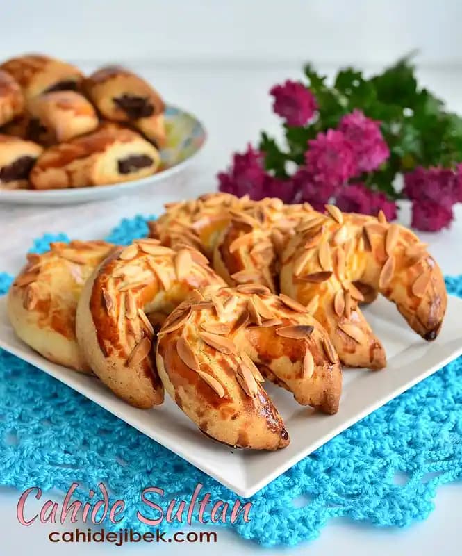 Sarımsaklı Ekmek Tadında Ay Çöreği Tarifleri ve Püf Noktalarıyla Pratik Lezzetler