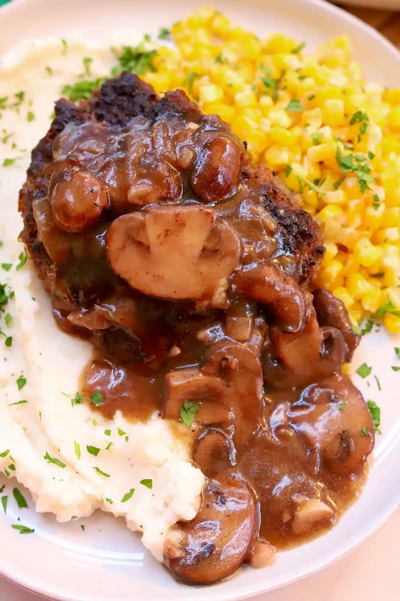 Ev Yapımı Mantar Soslu Salisbury Steak Tarifi: Adım Adım Klasik Amerikan Lezzeti