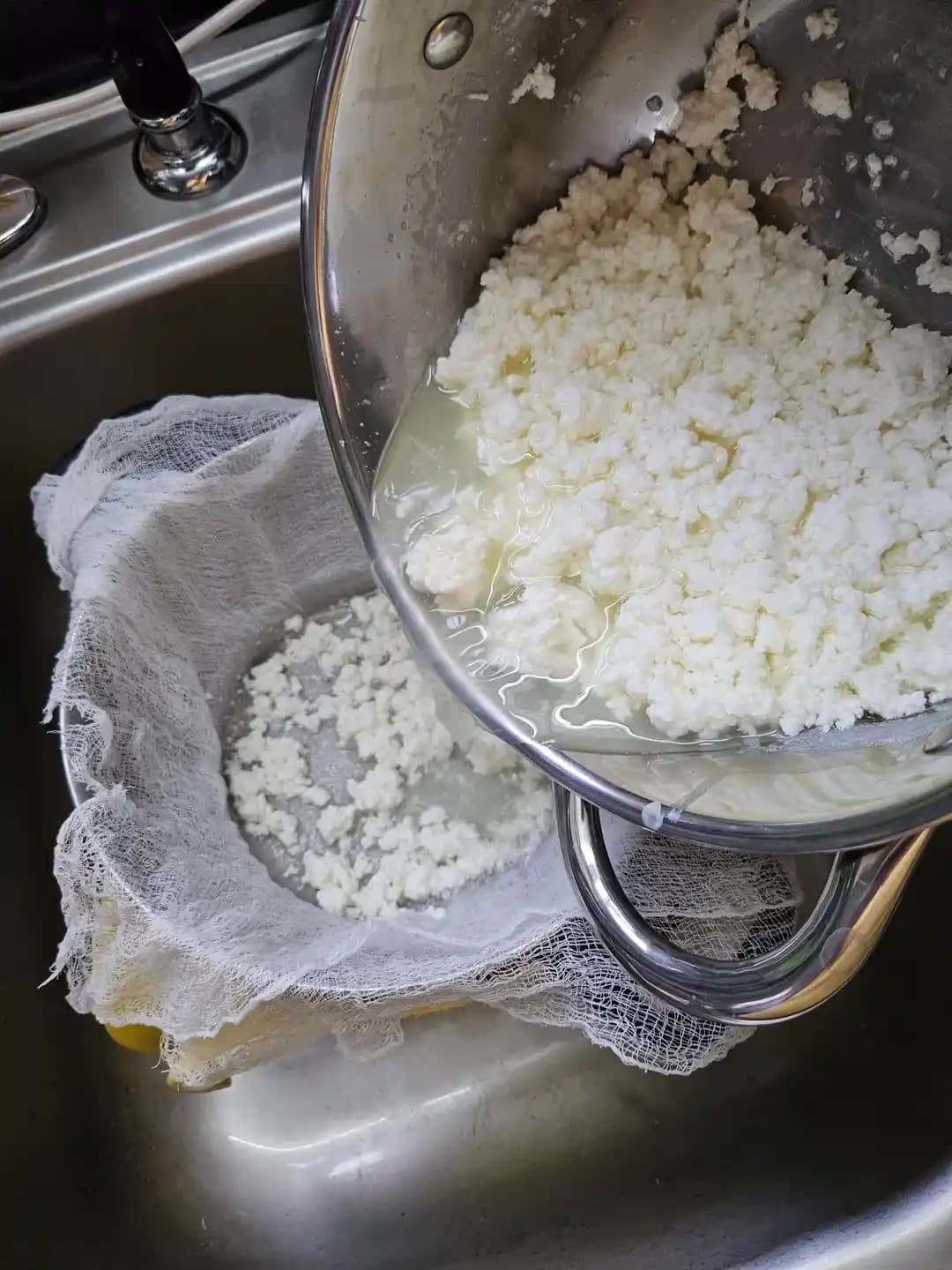 Ev Yapımı Queso Fresco ve Domates Soslu Ekonomik Makarna Tarifleri