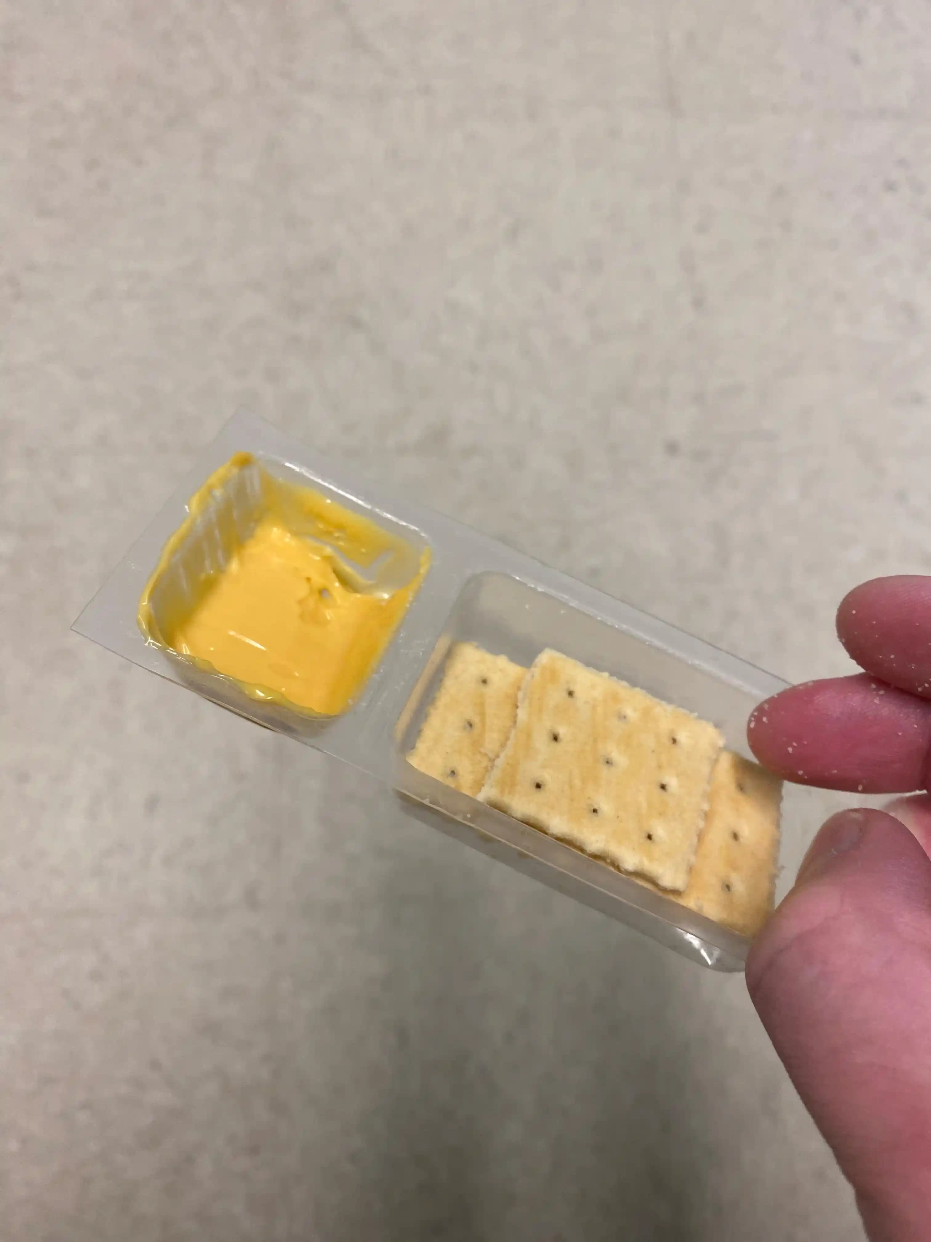 Ritz Handisnaks'ın Kırmızı Plastik Peynir Sürme Aparatının Kaldırılma Nedenleri ve Tüketici Tepkileri