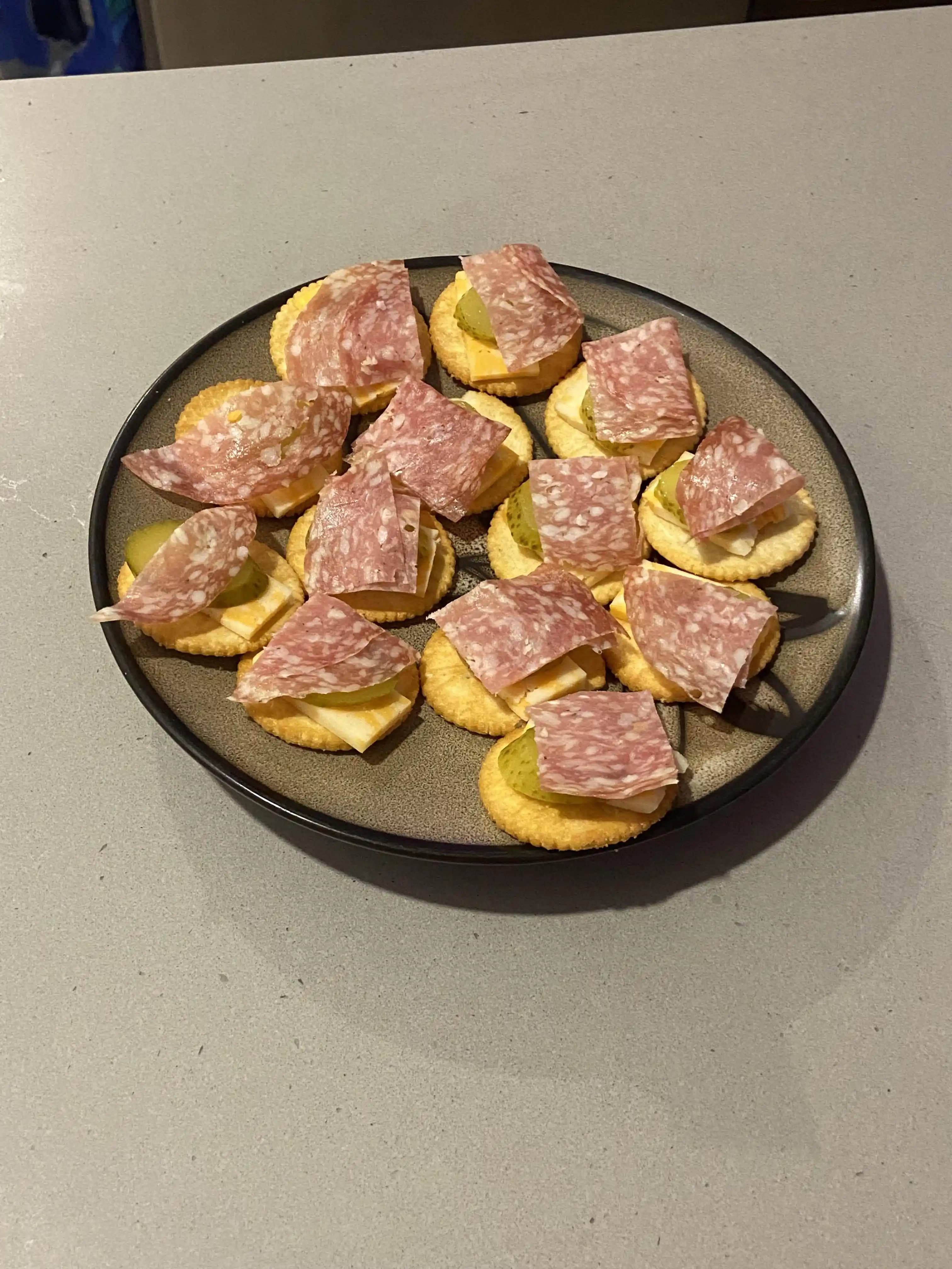 Ritz Krakerleri ile Çeşitli Peynir, Salam ve Turşu Kombinasyonlarıyla Pratik Atıştırmalıklar