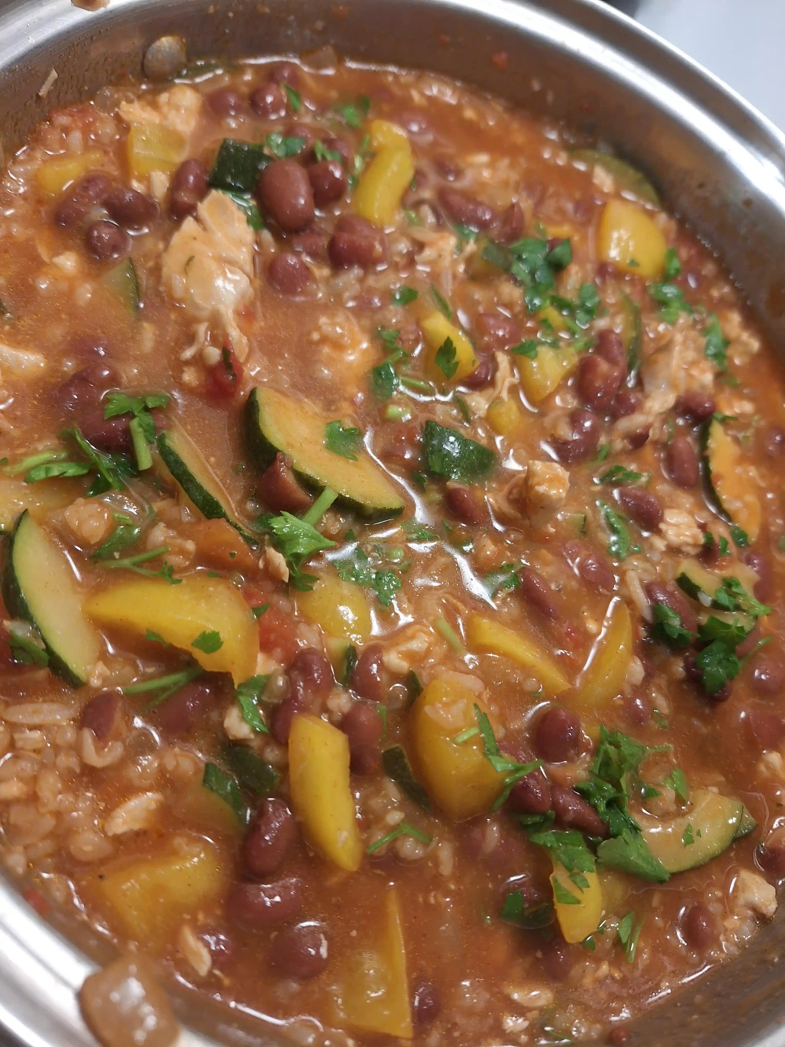 Tavuklu Sebzeli Chili Tarifi: Pratik, Besleyici ve Dengeli Akşam Yemeği Seçeneği