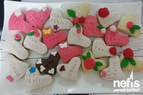 Açık Pembe Şeker Hamuru ile Pasta ve Kurabiye Süsleme Sanatı Rehberi