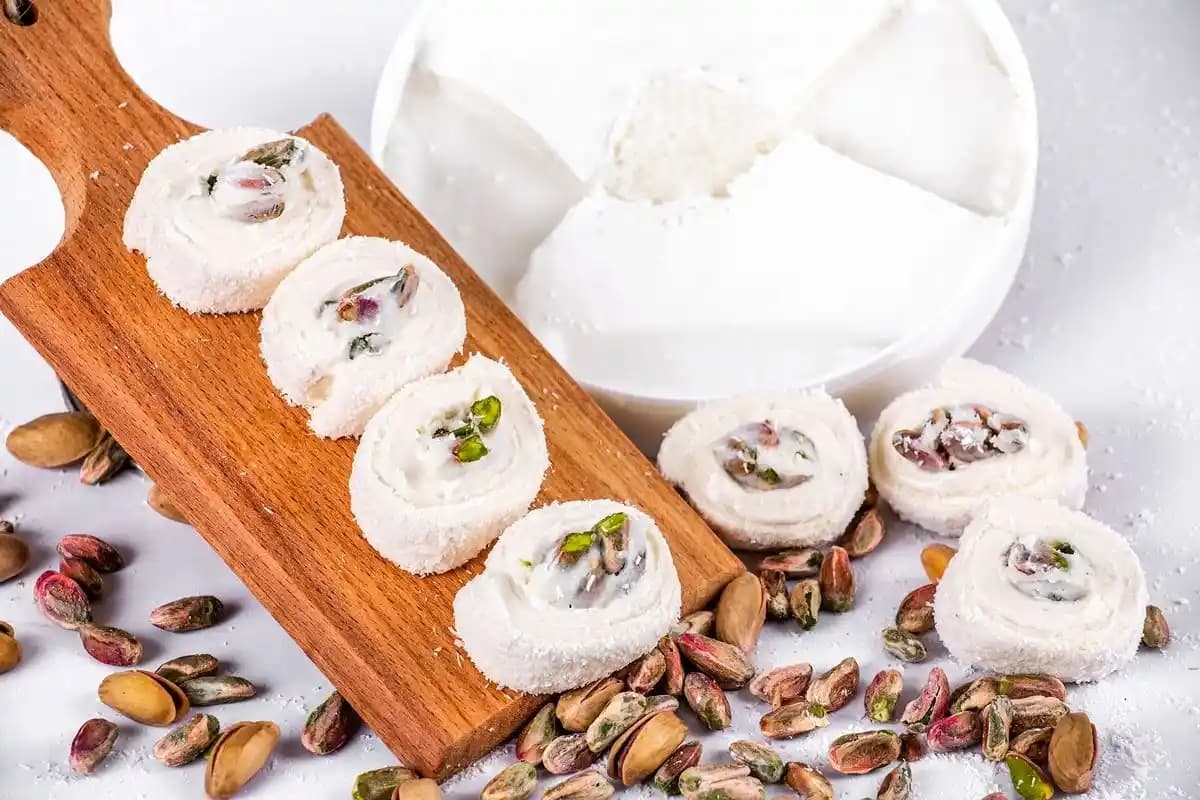 Antep Fıstıklı Kaymaklı Lokum ve Hediye Seçenekleri: Geleneksel Tatlıların Zarif Sunumu