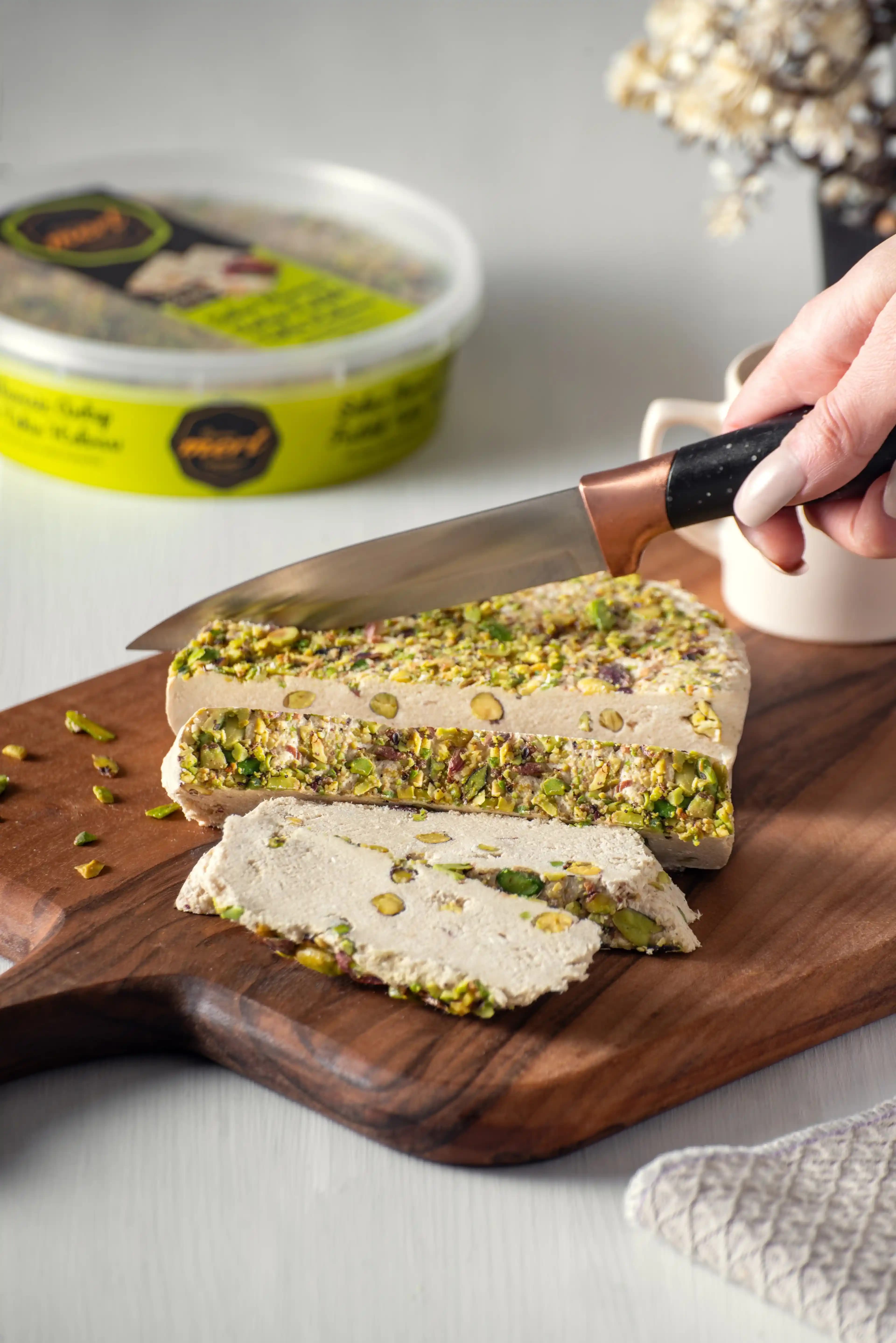 Antep Fıstıklı Tahin Helvası: Geleneksel ve Modern Lezzetin Buluşması