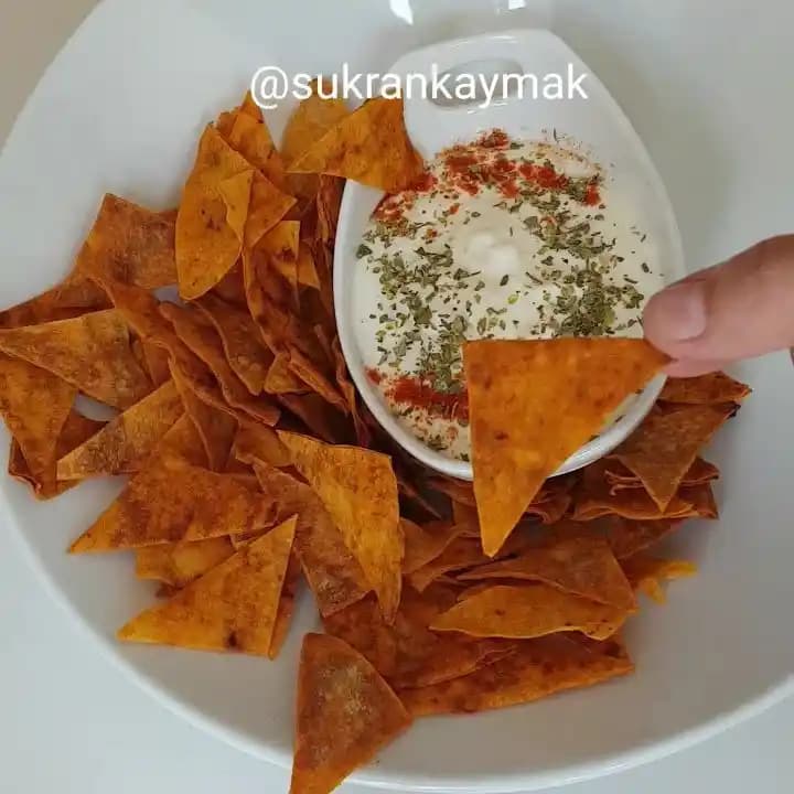 Baharatlı ve Ekşi Lezzetli Cipsler: Büyük Ambalajda Farklı Tat Deneyimi Sunar