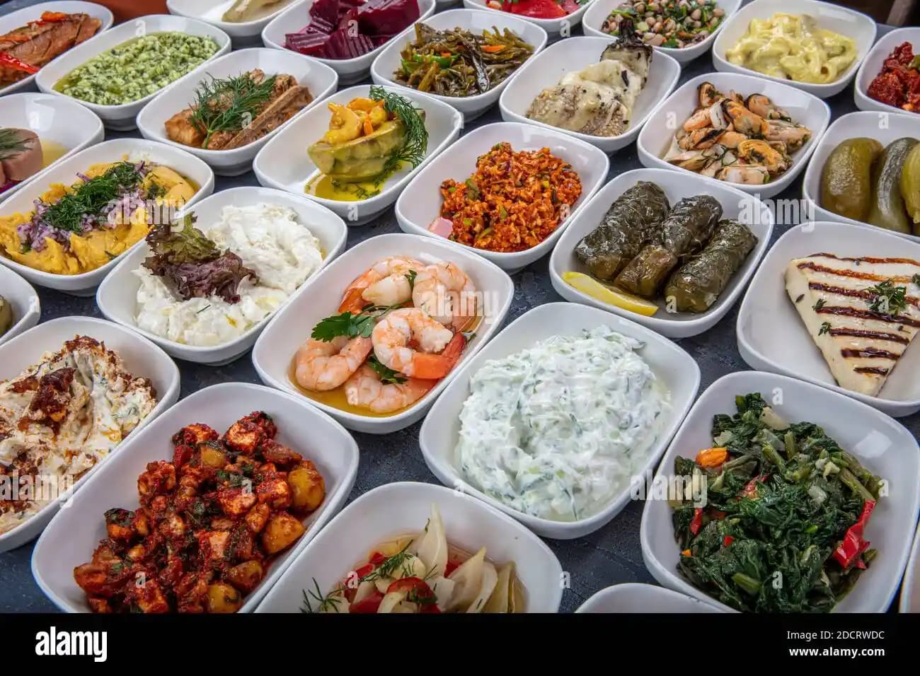 Balık Sofralarını Zenginleştiren Meze Çeşitleri ve Sunum İpuçları