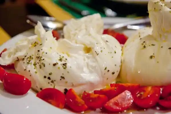 Burrata Peyniri: Lezzet, Özellikler ve Kullanım Alanları Hakkında Detaylı Bilgi
