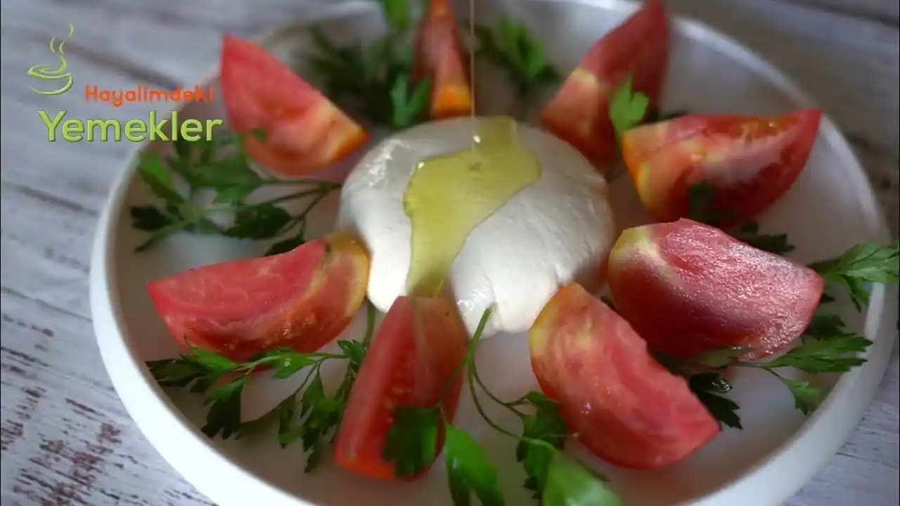 Burrata Peyniri: Lezzet ve Doku Buluşmasıyla İtalyan Mutfağının Öne Çıkan Peynirleri