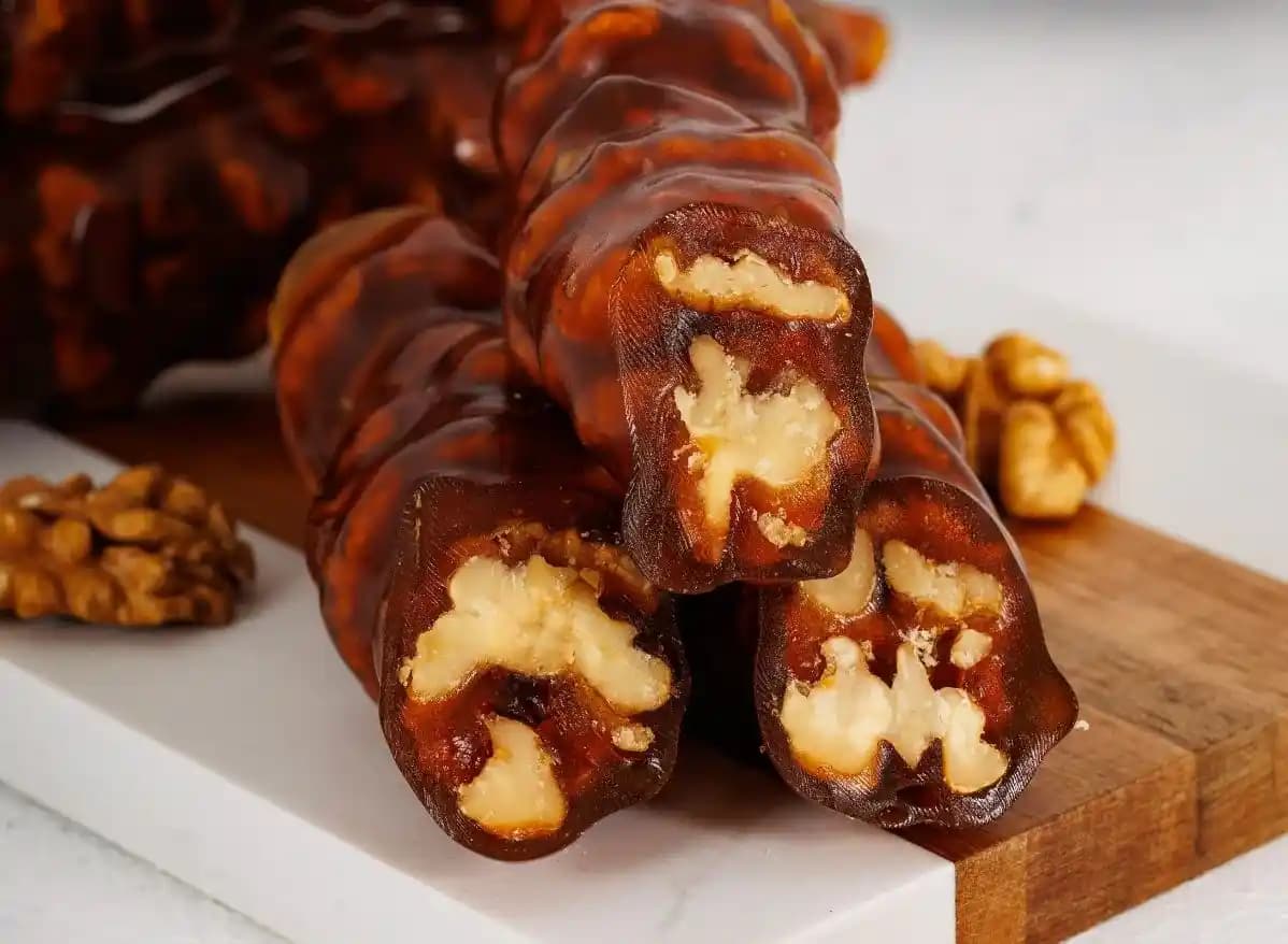 Cevizli sucuk: geleneksel ve doğal yöntemlerle hazırlanan sağlıklı Türk lezzeti