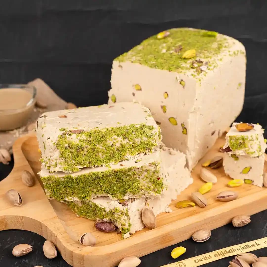 Doğal Malzemelerle Zenginleştirilmiş Antep Fıstıklı Helva: Sağlıklı ve Geleneksel Tatlı Seçeneği