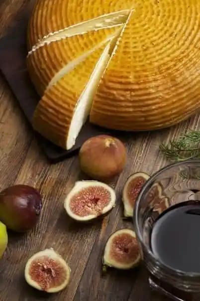 Geleneksel Çerkes Peyniri: Sağlık ve Lezzetin Buluşması Doğal Üretimle Beslenmenize Değer Katar