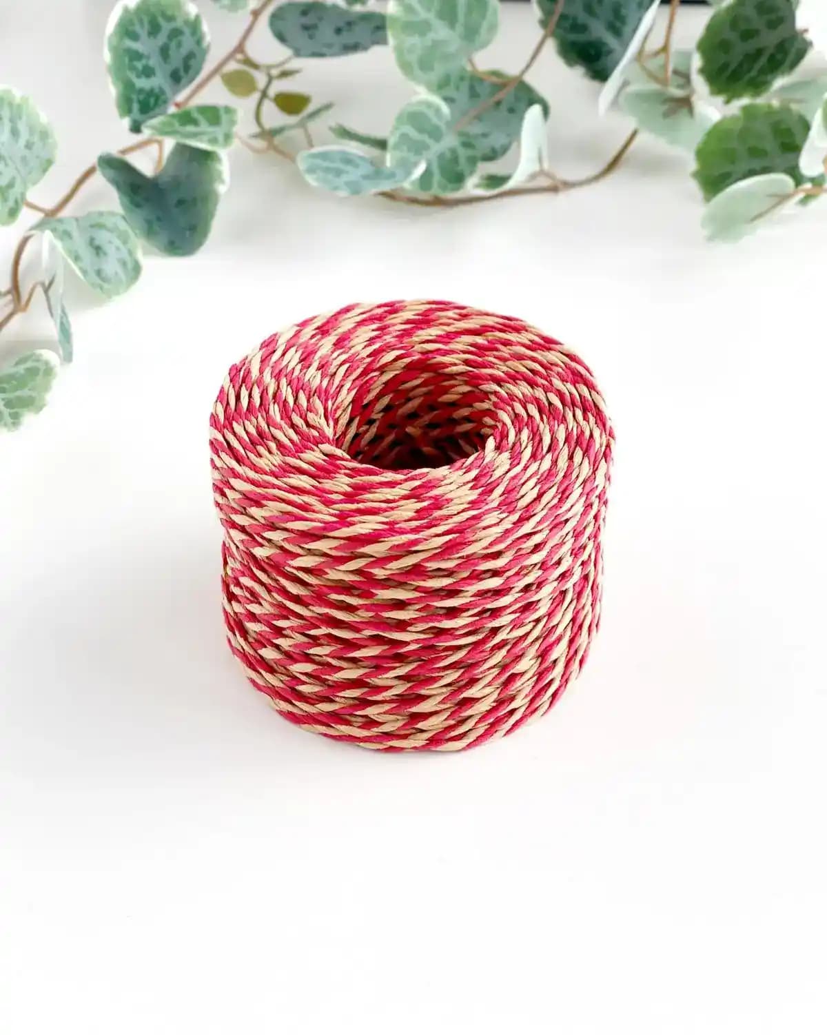 Kırmızı ve Altın Renkli Rafya İpi: Dekorasyon ve Kraft İşlerinde Güncel Trendler