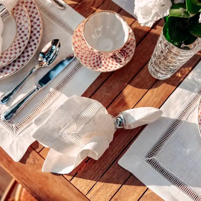 Servis Peçeteleri Çeşitleri ve Dekorasyon İpuçlarıyla Şık Masa Düzeni Sağlama