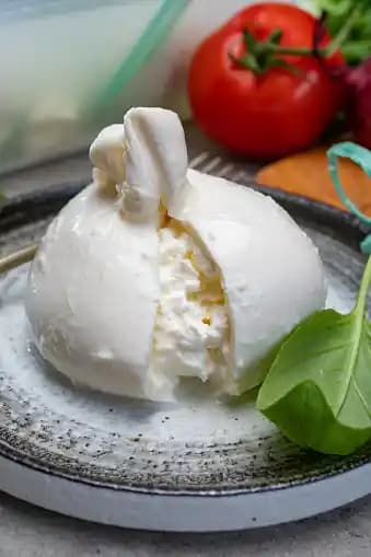 Taze Burrata Peyniri: İtalyan Mutfağının Zarif ve Lezzetli Peynir Seçeneği