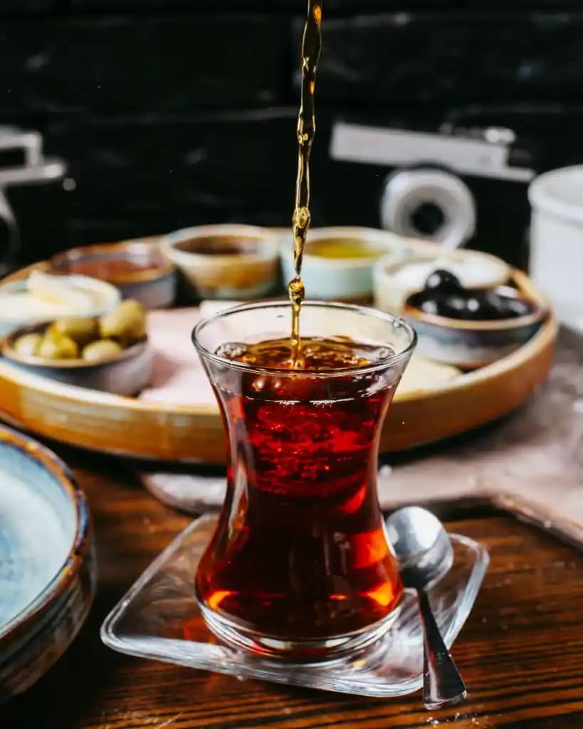 Türk Çayının Benzersiz Aroması ve Geleneksel Hazırlama Yöntemleri