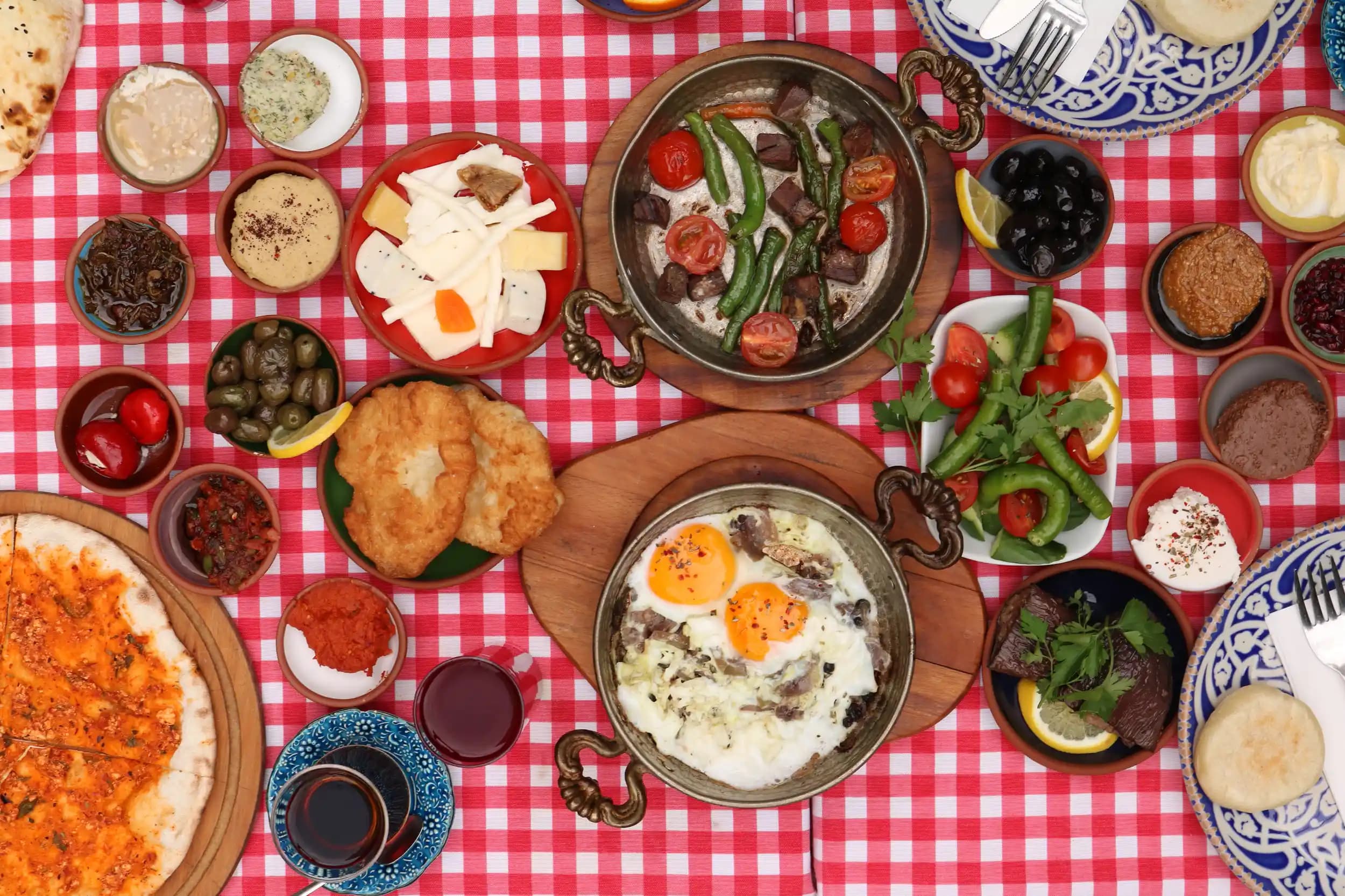 Türkiye’nin Geleneksel ve Modern Lezzetleri: Gastronomik Bir Tatlar Yolculuğu