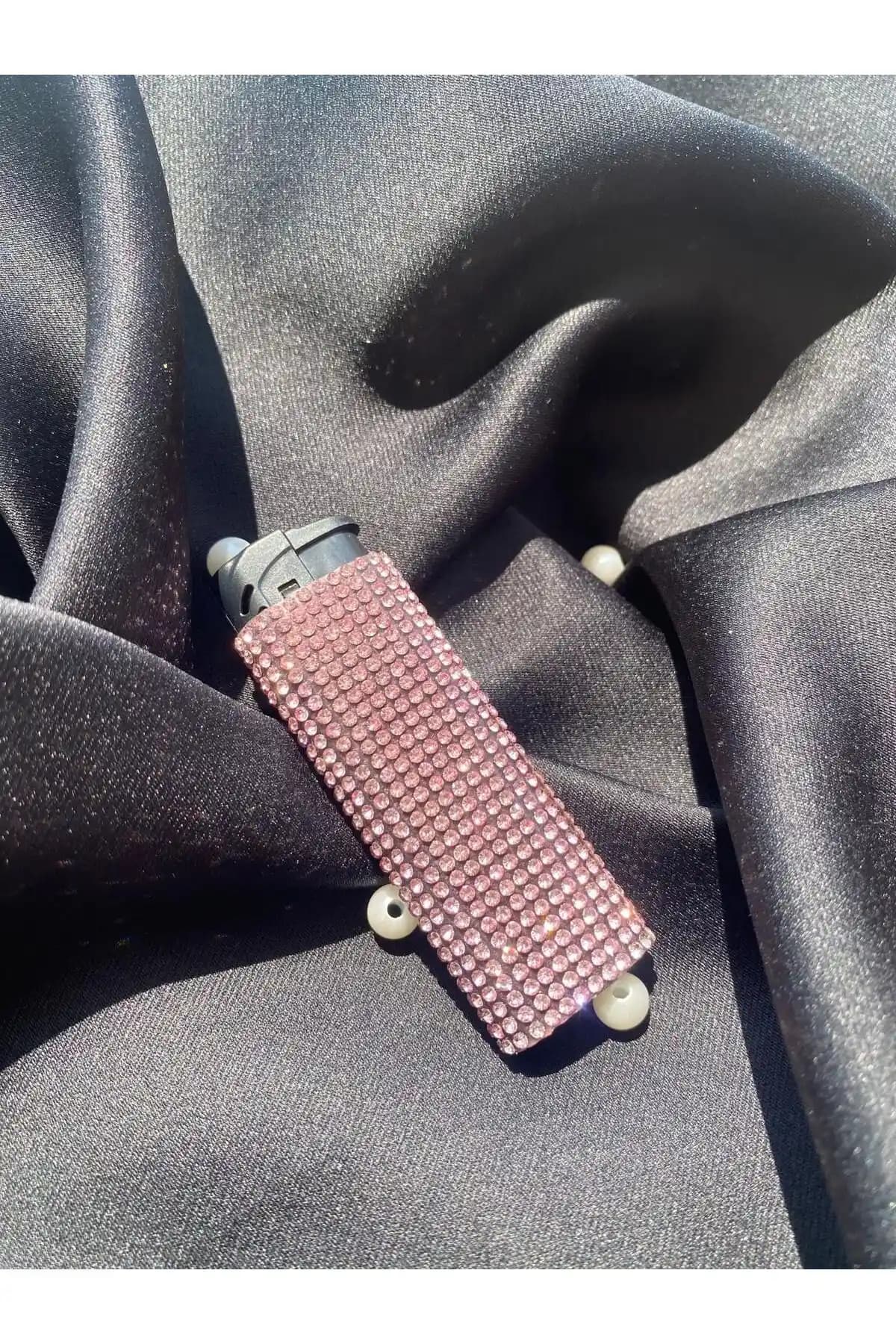 Zey Desing Pudra Pembe Taşlı Çakmak: Şıklık ve Dayanıklılığın Estetik Buluşması