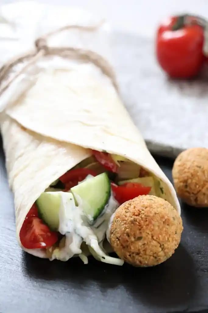 Falafel Dürüm Nedir? Sağlıklı ve Lezzetli Bir Sokak Yemeği Tanıtımı