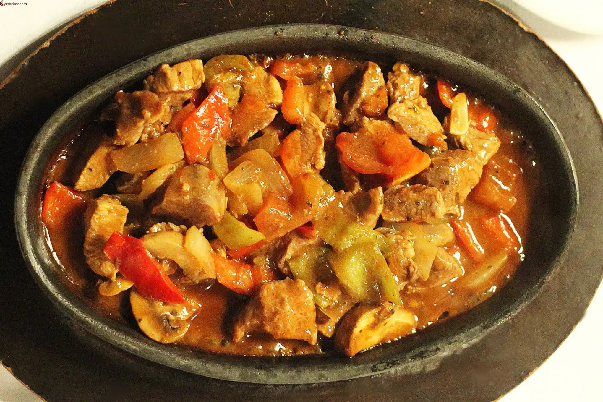 Güveç Tavuk Tarifi ve Türk Mutfağında Sağlıklı Pişirme Yöntemleri