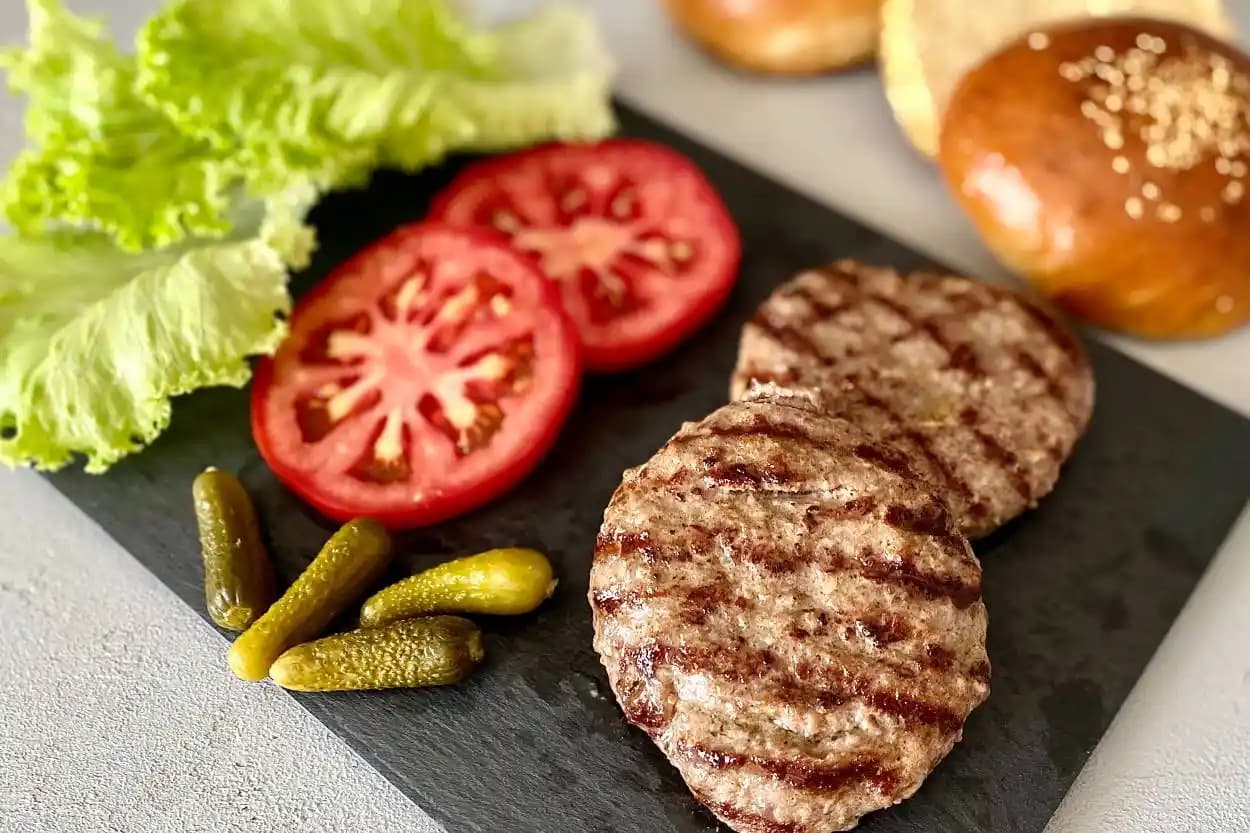 Hazır Hamburger Köftesi Nedir, Nasıl Kullanılır ve Lezzetli Hamburger Yapımı İpuçları