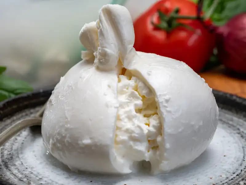 İtalyan Burrata Peynirinin Kökenleri, Özellikleri ve Mutfaktaki Kullanım Alanları