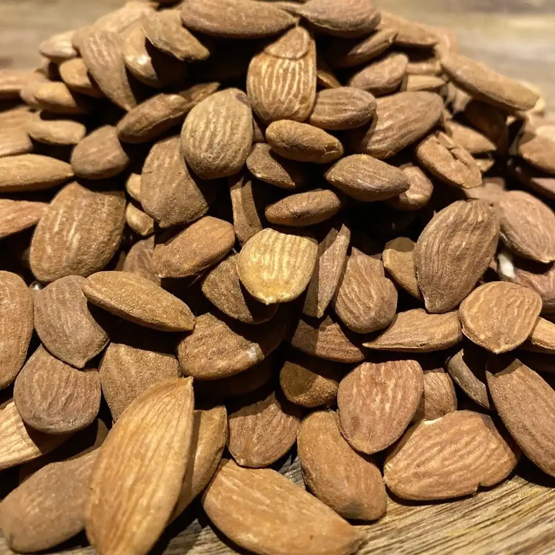 Kuru Bademin Sağlık Faydaları ve Süpermarketlerdeki Yeri Hakkında Bilgilendirici Rehber