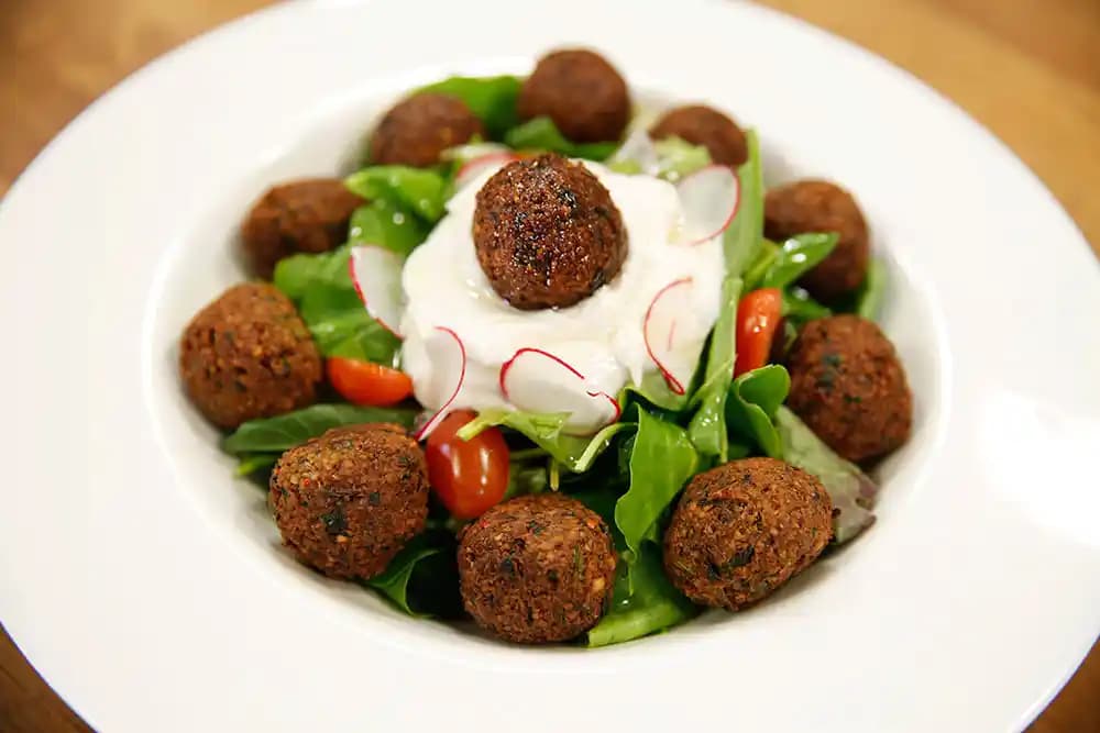 Marketlerde Kolayca Hazırlanabilen Sağlıklı Falafel Salata Tarifi ve İpuçları