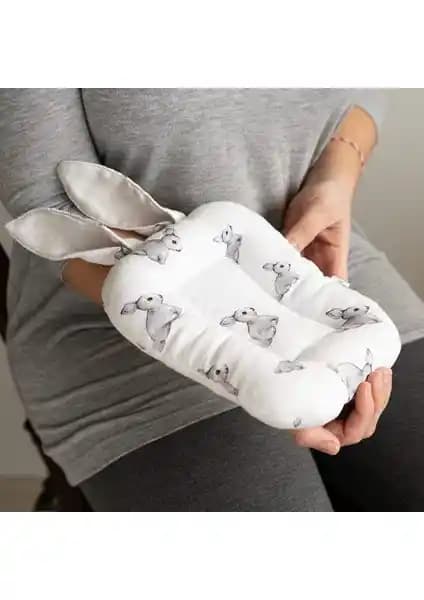 Deux Lapins Mini Emzirme Kol Yastığı: Doğal ve Konforlu Bebek Emzirme Aksesuarı